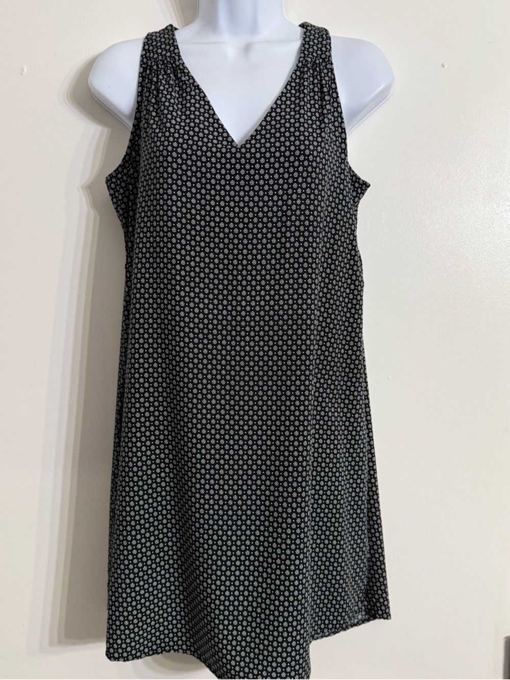 Old Navy Black and White V-Neck Sleeveless Midi Dress Size Medium